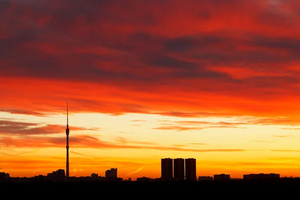 Темно-красный пейзаж восхода солнца — стоковое фото