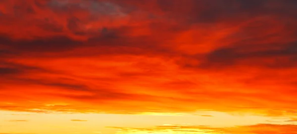 Parlak kırmızı sarı sunrise clousdscape — Stok fotoğraf