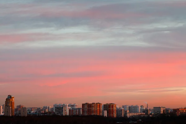 Delicada rosa y azul temprano en la mañana amanecer cielo — Foto de Stock