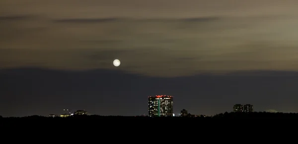 Skyline w nocy przy pełni księżyca — Zdjęcie stockowe