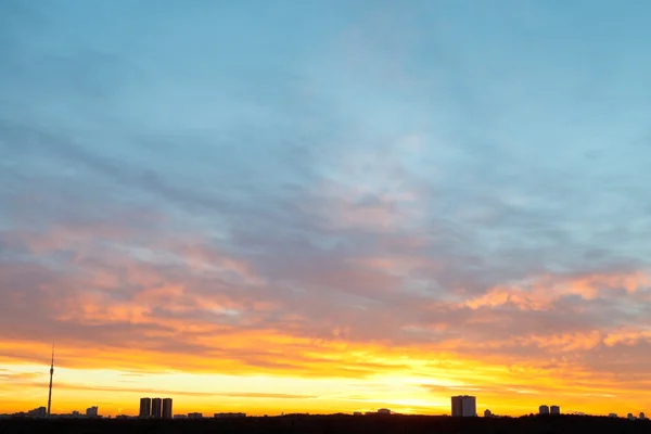 Céu nascente amarelo e azul sobre a cidade — Fotografia de Stock