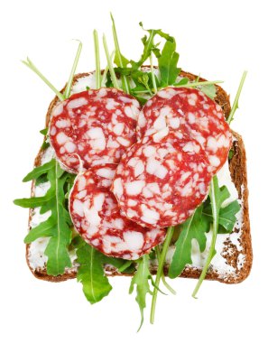 Çavdar ekmeği, süzme peynir, salam ve roket salata