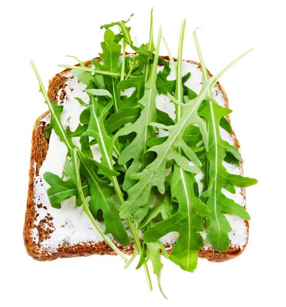 Sandwich from rye bread, soft cheese and arugula — Stock Photo, Image