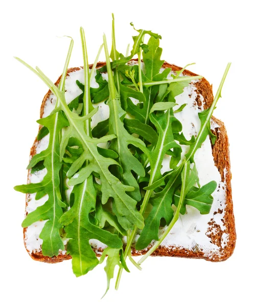 Sandwich van brood, verspreid en verse rucola — Stockfoto