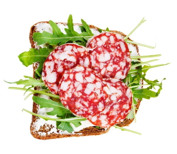Kanapka z chleba, ser, salami i rukolą — Zdjęcie stockowe