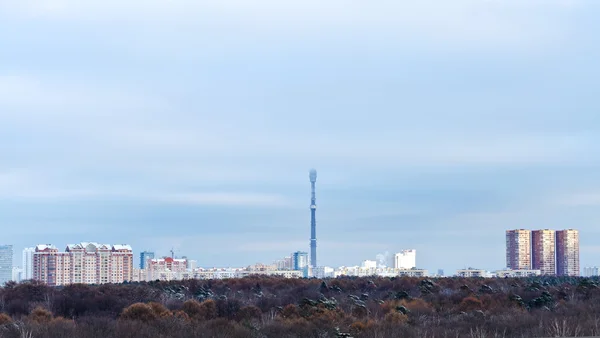 Zima niskie chmury nad miasto — Zdjęcie stockowe