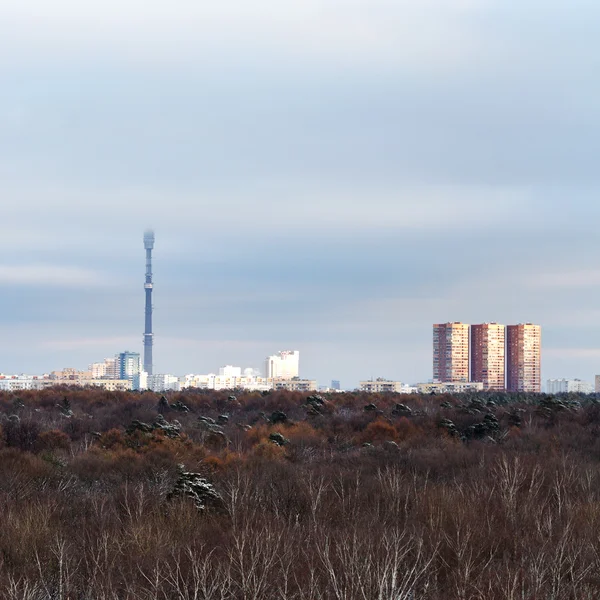 Gris azul nubes bajas de invierno sobre la ciudad — Foto de Stock