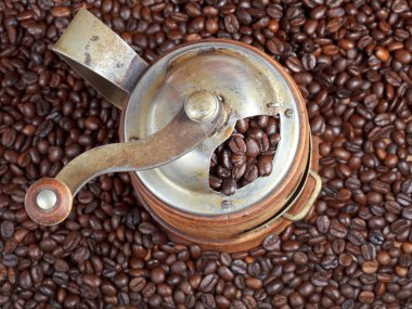 Retro manuel Kahve değirmeni üzerinde kavrulmuş fasulye