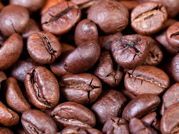 Mörk rostade kaffebönor på nära håll — Stockfoto