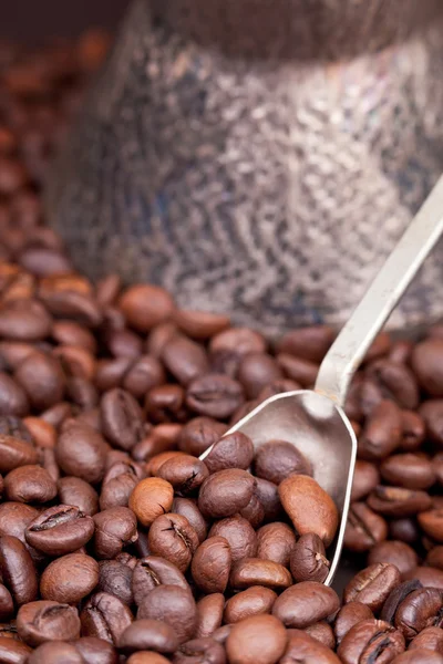 Lžíce kopečky pražená kávová zrna — Stock fotografie