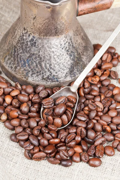 Roasted coffee beans and copper pot — Stock Photo, Image