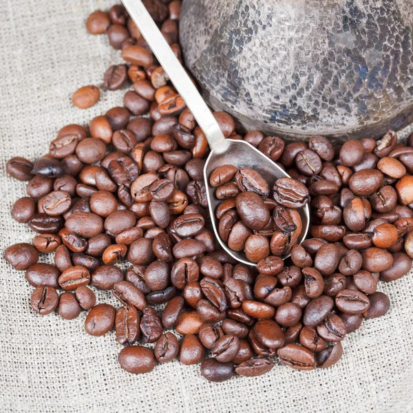 Chicchi di caffè torrefatto e pentola di rame — Foto Stock