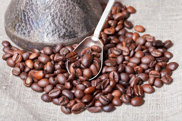 Granos de café tostados y olla de cobre — Foto de Stock