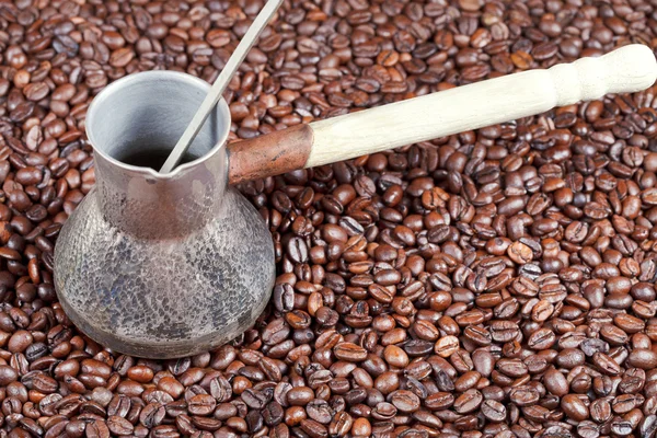 Roasted coffee beans and copper pot — Stock Photo, Image