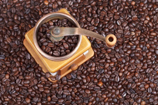 Retro manual coffee mill on roasted beans — Stock Photo, Image