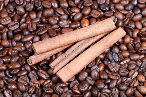Corteza de canela en granos de café tostados — Foto de Stock