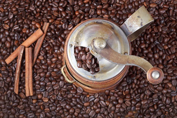 Molino de café manual retro en granos tostados — Foto de Stock