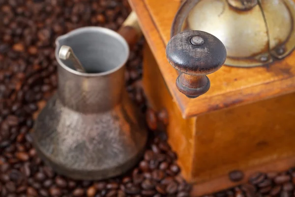 Molino de café manual retro en granos tostados — Foto de Stock