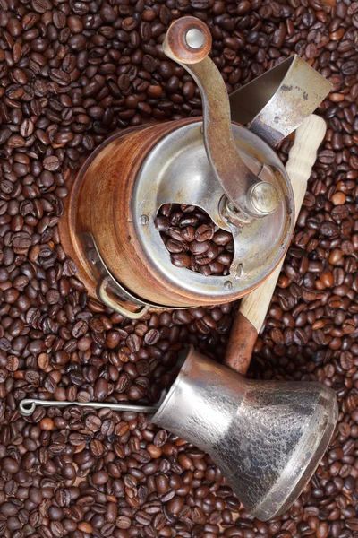 Molino de café manual retro en granos tostados — Foto de Stock