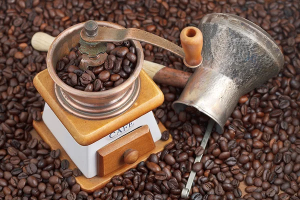 Retro manual coffee mill on roasted beans — Stock Photo, Image