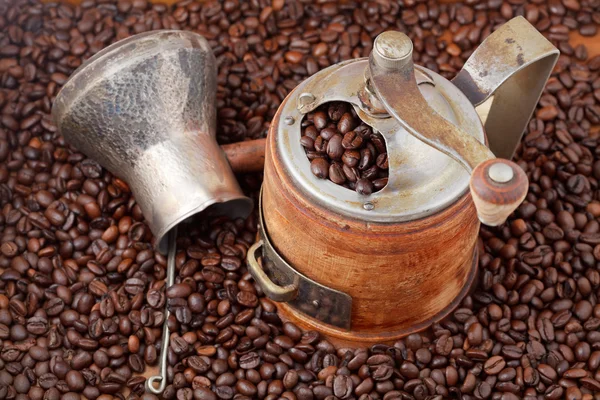 Molino de café manual retro en granos tostados — Foto de Stock