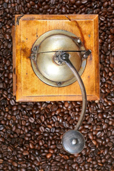 Ρετρό χειροκίνητο μύλο καφέ για τους φρυγμένους κόκκους — Φωτογραφία Αρχείου