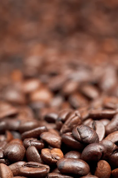 Haufen gerösteter Kaffeebohnen — Stockfoto