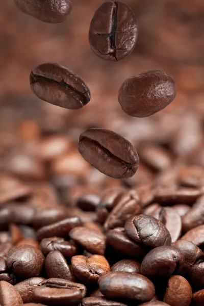 Pochi chicchi cadenti e caffè torrefatto scuro — Foto Stock