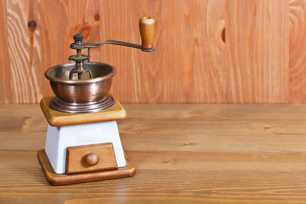木製のテーブルにコーヒー製造所 — ストック写真