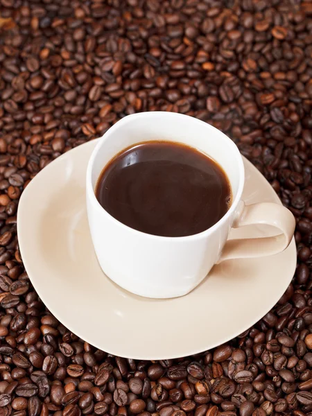 Tazza di caffè e fagioli tostati — Foto Stock