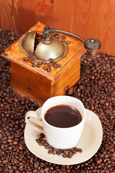 Tazza di caffè e fagioli tostati — Foto Stock