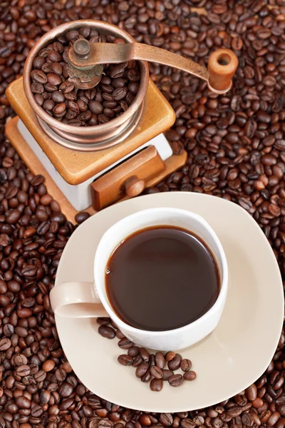 Kopje koffie en geroosterde bonen — Stockfoto