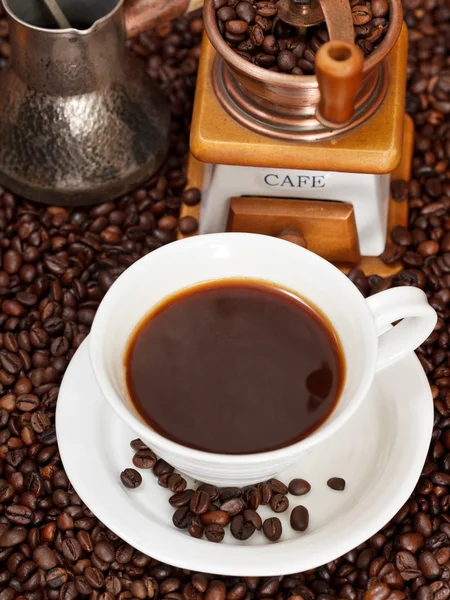 Kopp kaffe och rostade bönor — Stockfoto