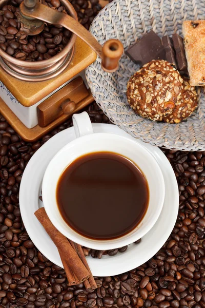 Taza de café y frijoles asados — Foto de Stock