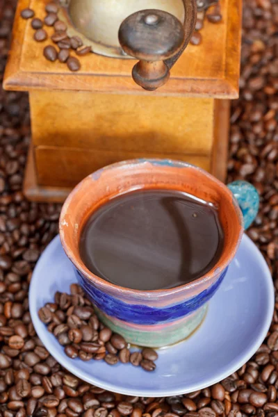 Tasse de café et grains torréfiés — Photo