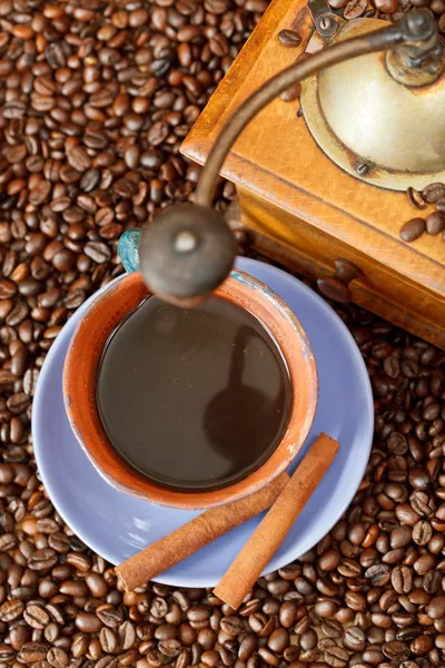 Tazza di caffè e fagioli tostati — Foto Stock