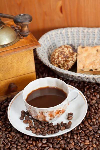 Tasse Kaffee und geröstete Bohnen — Stockfoto