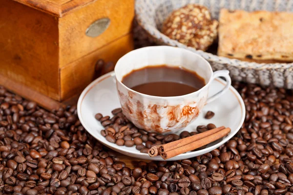 Taza de café y frijoles asados — Foto de Stock