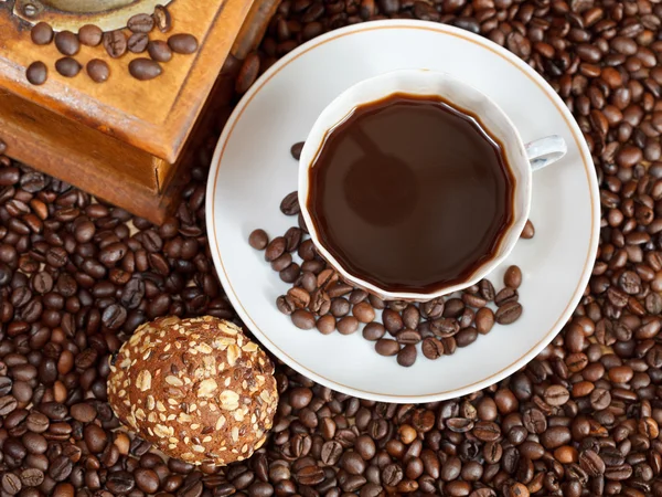 Kopje koffie en geroosterde bonen — Stockfoto