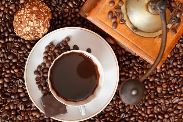 Tazza di caffè e fagioli tostati — Foto Stock