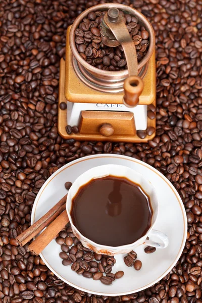 Kopje koffie en geroosterde bonen — Stockfoto