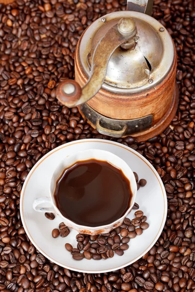 Kopp kaffe och rostade bönor — Stockfoto
