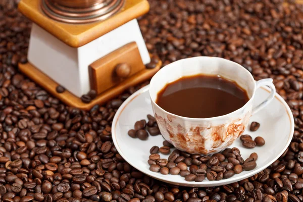 Kopje koffie en geroosterde bonen — Stockfoto