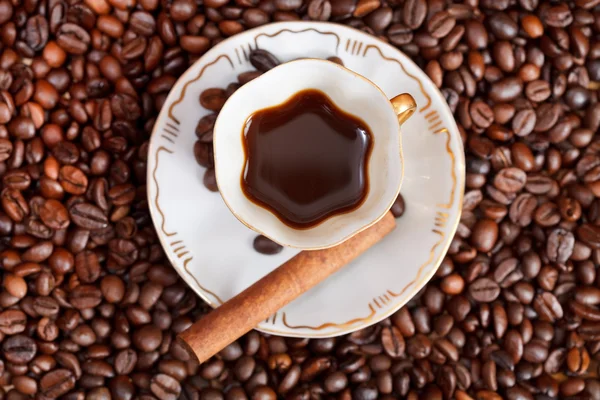 Tazza di caffè e fagioli tostati — Foto Stock