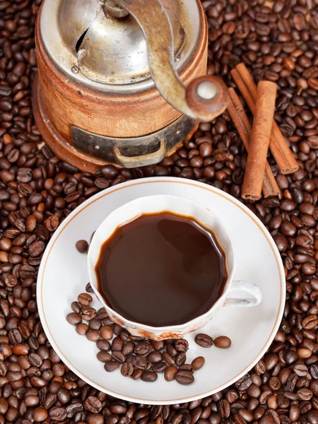 Tazza di caffè e fagioli tostati — Foto Stock