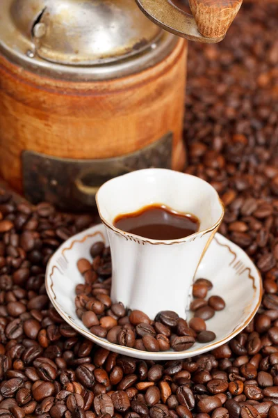 Tazza di caffè e fagioli tostati — Foto Stock