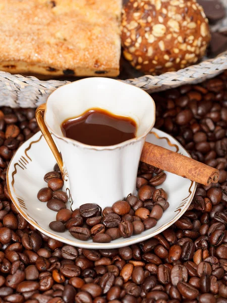 Taza de café y frijoles asados — Foto de Stock