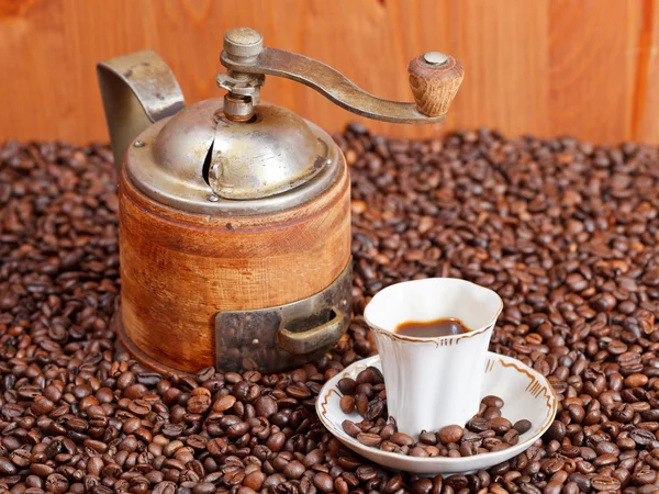 Tazza di caffè e fagioli tostati — Foto Stock