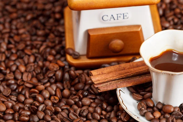 Taza de café y frijoles asados — Foto de Stock