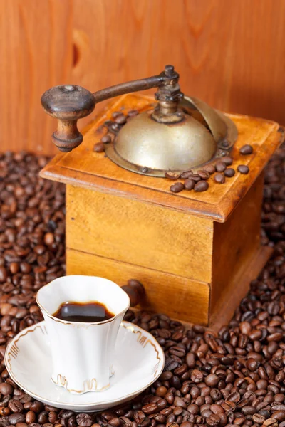 Tazza di caffè e fagioli tostati — Foto Stock